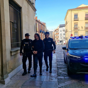 El acusado de tentativa de asesinato hacia su pareja en 2024 a su entrada a la Audiencia Provincial de León. EUROPA PRESS El acusado de tentativa de asesinato hacia su pareja en 2024 a su entrada a la Audiencia Provincial de León. EUROPA PRESS