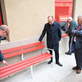 Banco fabricado con tarjetas de crédito de Banco Santander recicladas en Ciudad Rodrigo (Salamanca). SANTANDER