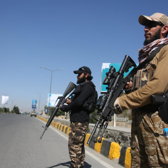 Miembros de los talibán hacen guardia en un puesto de control en Kabul (archivo) SAIFURAHMAN SAFI / NOTICIAS XINHUA / CONTACTOPHOTO