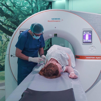 Colocación del parche hemático epidural. QUIRONSALUD