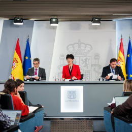 La ministra de Inclusión, Seguridad Social y Migraciones, Elma Saiz, el  ministro de la Presidencia, Justicia y Relaciones con las Cortes, Félix Bolaños, y el ministro de Transportes y Movilidad Sostenible, Óscar Puente Matias Chiofalo - Europa Press