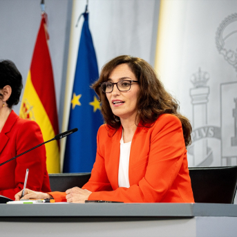 (i-d) La Ministra de Inclusión, Seguridad Social y Migraciones y portavoz del Gobierno, Elma Saiz, y la ministra de Sanidad, Mónica García, durante una rueda de prensa tras la reunión del Consejo de Ministros | Gabriel Luengas (Europa Press).