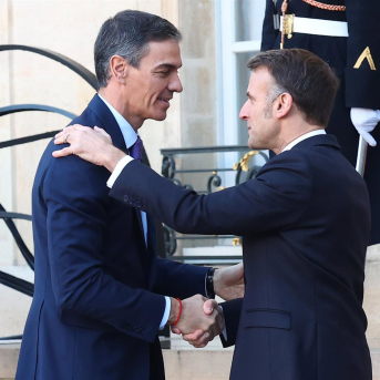 El president del Govern, Pedro Sánchez, i el president de França, Emmanuel Macron, a l'Elisi FERNANDO CALVO