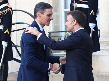 El presidente del Gobierno, Pedro Sánchez, y el presidente de Francia, Emmanuel Macron, en el Elíseo FERNANDO CALVO