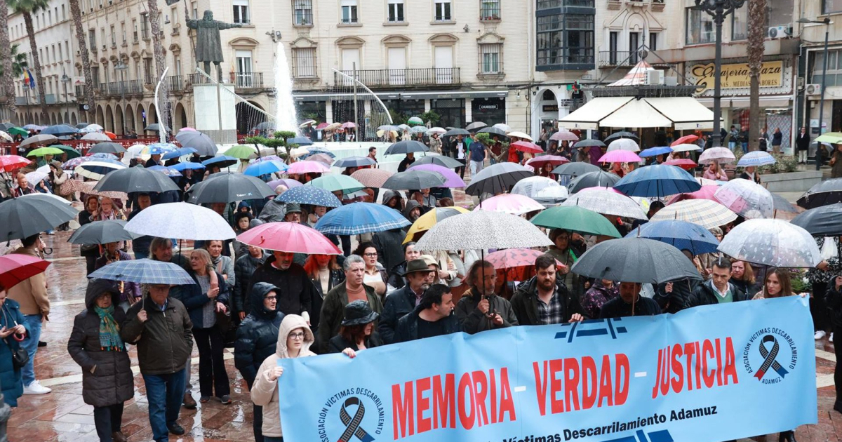 Víctimas de Adamuz protestan ante el Congreso | Demócrata