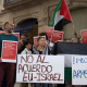 Manifestantes durante una concentración de ciudadanos israelíes para pedir la suspensión del acuerdo de asociación entre la UE e Israel, ante Oficina del PE, a 27 de mayo de 2025, en Barcelona, Cataluña (España).  David Zorrakino - Europa Press