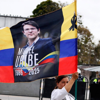 Una fotografía del senador colombiano Miguel Uribe en una bandera de Colombia Europa Press/Contacto/Jorge Londono
