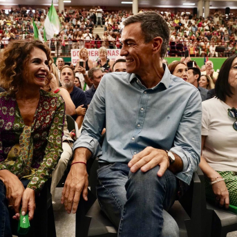 El secretario general del PSOE y presidente del Gobierno, Pedro Sánchez, y la candidata a la Junta por el PSOE-A, María Jesús Montero, participan en un acto público del PSOE en Málaga, a 14 de septiembre de 2025. (Foto de archivo). Álex Zea - Europa Press