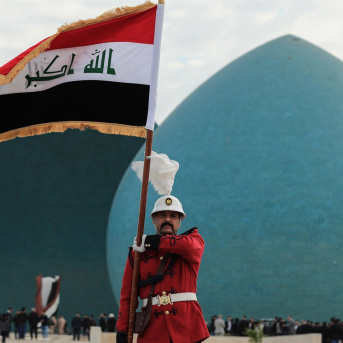 Un soldado sujeta una bandera de Irak Ameer Al-Mohammedawi/dpa