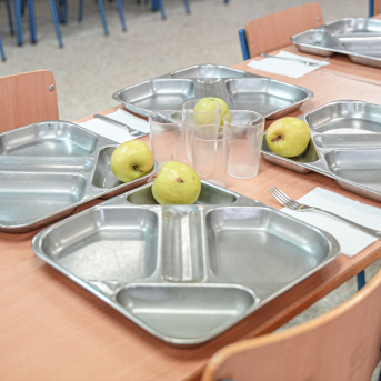 Detalle de una de las bandejas de la comida en el comedor del CEIP Juan Ramón Jiménez. A 10 de septiembre de 2024, en Sevilla (Andalucía, España) | María Jesús López