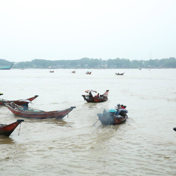 Barcos transportan pasajeros a través del río Yangón en Birmania Europa Press/Contacto/Myo Kyaw Soe