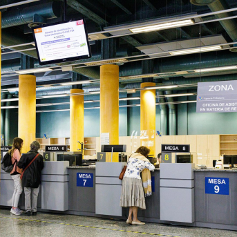 Varias personas en una oficina de la Agencia Tributaria Carlos Luján - Europa Press