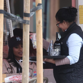 Una camarera extranjera atendiendo a unos clientes Eduardo Parra - Europa Press