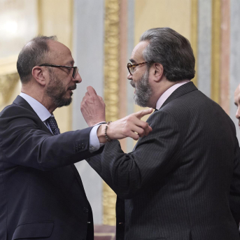 El vicepresident primer del Congrés, Alfonso Rodríguez de Celis (i), i el diputat de Vox Carlos Flores Juberías (d), durant el ple al Congrés dels Diputats Jesús Hellín - Europa Press