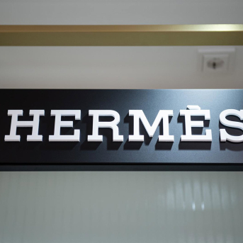 FILED - 22 October 2020, Hamburg: The Hermes brand logo, can be seen at a Douglas store on Jungfernstieg. Photo: Daniel Reinhardt/dpa Daniel Reinhardt/dpa