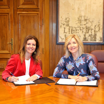 La decana-presidenta del Colegio de Registradores, Rosario Jiménez Rubio y la directora general de la Fábrica Nacional de Moneda y Timbre - Real Casa de la Moneda (FNMT-RCM), Isabel Valldecabres Ortiz, firman el acuerdo. COLEGIO DE REGISTRADORES