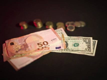 Billetes y monedas, a 3 de septiembre de 2025, en Madrid (España).  Jesús Hellín - Europa Press