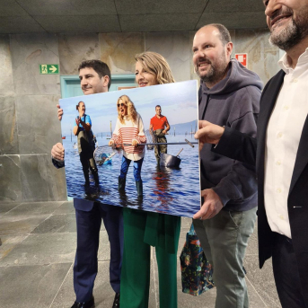 Yolanda Díaz, con su foto mariscando en Vilagarcía EUROPA PRESS