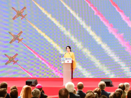 La presidenta de la Comunidad de Madrid, Isabel Díaz Ayuso durante la entrega de las Grandes Cruces de la Orden del Dos de Mayo, en la Puerta del Sol de Madrid, a 2 de mayo de 2025, en Madrid (España).  Óscar Ortiz - Europa Press
