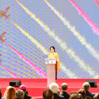 La presidenta de la Comunidad de Madrid, Isabel Díaz Ayuso durante la entrega de las Grandes Cruces de la Orden del Dos de Mayo, en la Puerta del Sol de Madrid, a 2 de mayo de 2025, en Madrid (España).  Óscar Ortiz - Europa Press