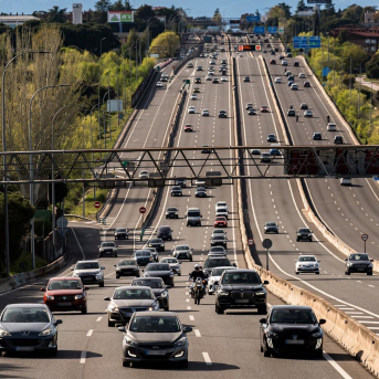 Decenas de vehículos en la carretera A6  Diego Radamés - Europa Press