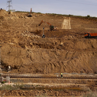Imagen de las obras de emergencias sobre el talud que se vio gravemente afectado por el pasado temporal a su paso por Álora (Málaga) y que mantiene sin servicio directo la conexión del AVE Madrid-Málaga. Álex Zea - Europa Press