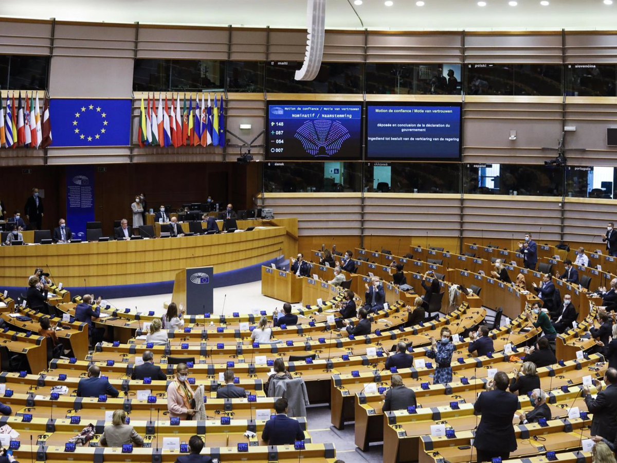 Les pantalles mostren els resultats de la votació de confiança durant una sessió plenària de la Cambra Federal belga, celebrada al Parlament Europeu Thierry Roge/BELGA/dpa