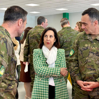 La ministra de Defensa, Margarita Robles, durante su visita este miércoles al contingente español en el Cuartel General Supremo de la OTAN. MINISTERIO DE DEFENSA