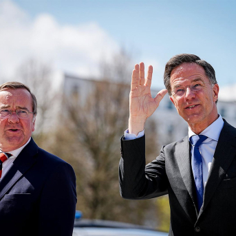 Boris Pistorius (i), ministro de Defensa de Alemania, recibe a Mark Rutte, secretario general de la OTAN, al inicio de la reunión del Grupo de Contacto sobre Ucrania ante el Ministerio Federal de Defensa. Kay Nietfeld/dpa Pool/dpa