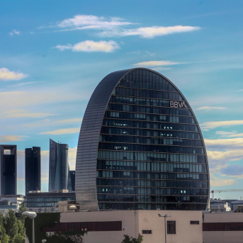 Fachada del edificio ‘La Vela’, en la ciudad del BBVA. Ricardo Rubio - Europa Press