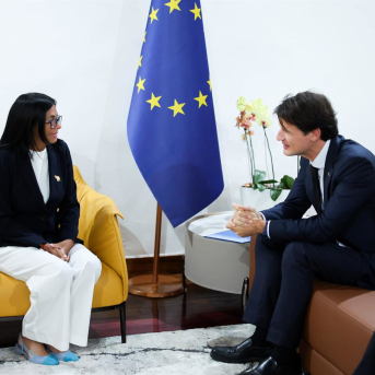 La presidenta encargada de Venezuela, Delcy Rodríguez, y el director general adjunto para las Américas en el Servicio Europeo de Acción Exterior, Pelayo Castro, reunidos en Caracas, Venezuela PRENSA PRESIDENCIAL DE VENEZUELA
