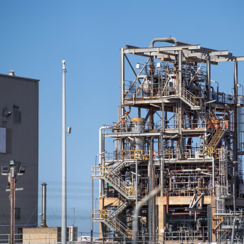 Daños tras un incendio en la refinería Viva Energy Geelong en Corio, una de las dos con las que cuenta Australia Jay Kogler/AAP/dpa
