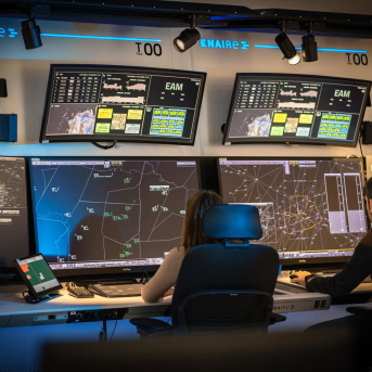 Personal de un control de Enaire en un simulador. VÍTOR DUARTE