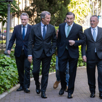 El presidente del PP, Alberto Núñez Feijóo, y el director de El Español, Pedro J. Ramírez, durante el VI Foro Económico ‘Wake Up, ¡Spain!, Wake Up Europe!’, organizado por El Español, a 16 de abril de 2026, en Madrid (España).  Isa Saiz - Europa Press