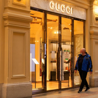 08 March 2022, Russia, Moscow: A man walks past a closed Gucci boutique. Major international premium brands have ceased their activities in Russia. Photo: Alexander Sayganov/SOPA Images via ZUMA Press Wire/dpa Alexander Sayganov/SOPA Images v / DPA