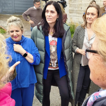 La secretaria xeral del PPdeG, Paula Prado, con vecinos del barrio de Cabral, en Vigo. EUROPA PRESS