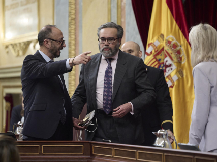 El vicepresidente primero del Congreso, Alfonso Rodríguez de Celis (i), y el diputado de Vox José María Sánchez (d), durante el pleno en el Congreso de los Diputados, a 14 de abril de 2026, en Madrid (España). Jesús Hellín - Europa Press