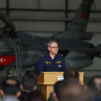 El portavoz del Ministerio de Defensa turco, Zeki Akturk, ofrece una rueda de prensa desde la base aérea de Incirlik, en el sur del país. Europa Press/Contacto/Mustafa Kaya