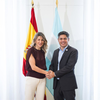 La vicepresidenta segunda del Gobierno, Yolanda Díaz, durante una reunión con el gobernador de la Provincia de Buenos Aires, Axel Kicillof, en Madrid, a 16 de abril de 2026. PEDRO RUIZ