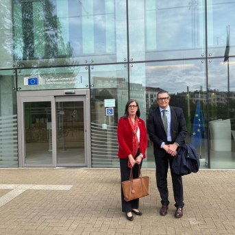 La presidenta de la Autoridad Portuaria de Gijón, Nieves Roqueñí, junto al director portuario, José Luis Barettino. AUTORIDAD PORTUARIA DE GIJÓN
