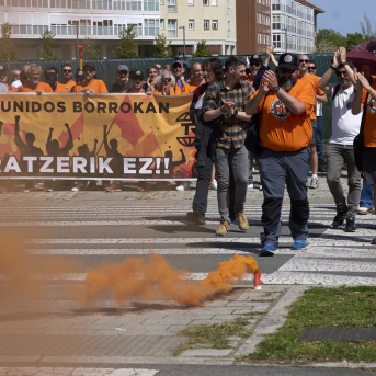 Varias personas durante una concentración de trabajadores de Tubos Reunidos  Carlos González - Europa Press