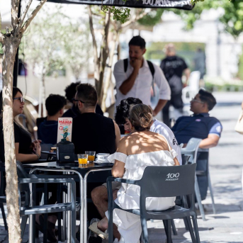 Clientes de un bar en una terraza Ricardo Rubio - Europa Press