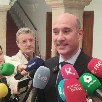 El portavoz del Grupo Parlamentario Popular, José Ángel Sánchez Juliá, tras la reunión con el presidente de la Asamblea, en el parlamento regional. EUROPA PRESS