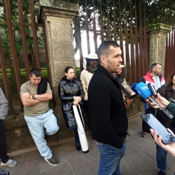 Pequeños productores protestan ante el Parlamento gallego contra el pacto con Mercosur