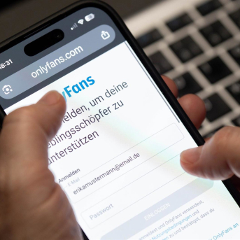 FILED - 23 March 2026, Berlin: A person opens the login page for the online service OnlyFans. Photo: Georg Moritz/dpa Georg Moritz/dpa
