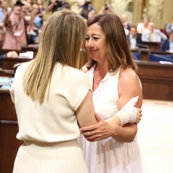 Marga Prohens (i) y Francina Armengol (d), durante la segunda votación para la investidura como presidenta del Govern, en el Parlament balear, a 6 de julio de 2023, en Palma de Mallorca, Mallorca, Baleares (España). Isaac Buj - Europa Press