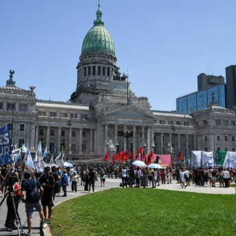 Manifestación contra la reforma laboral, frente al Congreso argentino, a 27 de febrero de 2026, en Buenos Aires (Argentina). Sebastián Hipperdinger - Europa Press