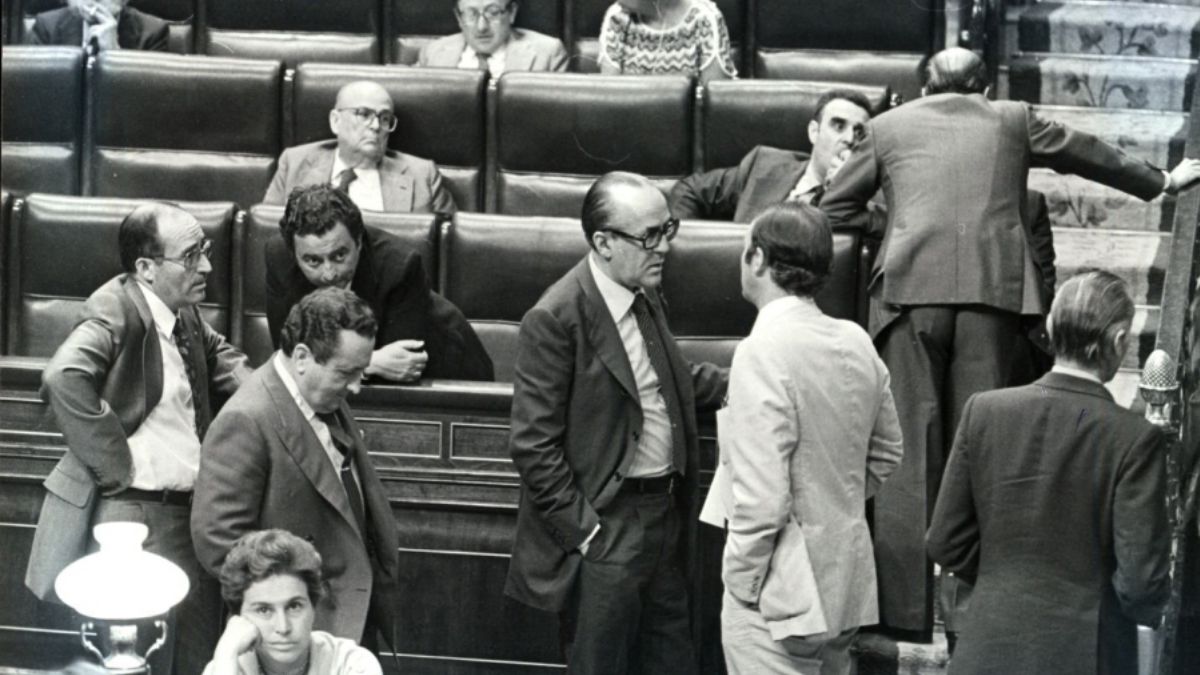 Leopoldo Calvo Sotelo y Bustelo, presidente del Gobierno. A su izquierda, Pío Cabanillas Gallas, ministro de Justicia; Alberto Oliart Saussol, ministro de Defensa y detrás Agustín Rodríguez Sahagún (La Moncloa, junio 1981)