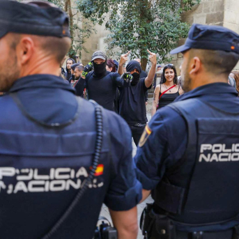 Incidentes al inicio del mitin de Santiago Abascal (Vox) en la Plaza de las Pasiegas, de Granada capital  Álex Cámara - Europa Press