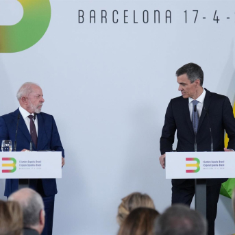 El presidente del Gobierno de España Pedro Sánchez, acompañado por miembros del Gobierno de España y el presidente de Brasil, Luiz Inácio Lula da Silva, durante la celebración de la I Cumbre España-Brasil David Zorrakino - Europa Press